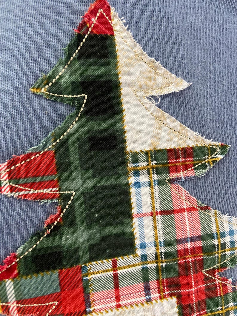 CHRISTMAS Tree COMFORT COLORS Embroidered Raggy - Appliqué Raggy Christmas Tree - Simple Christmas Tree Crewneck T-Shirt - Minimal Patchwork