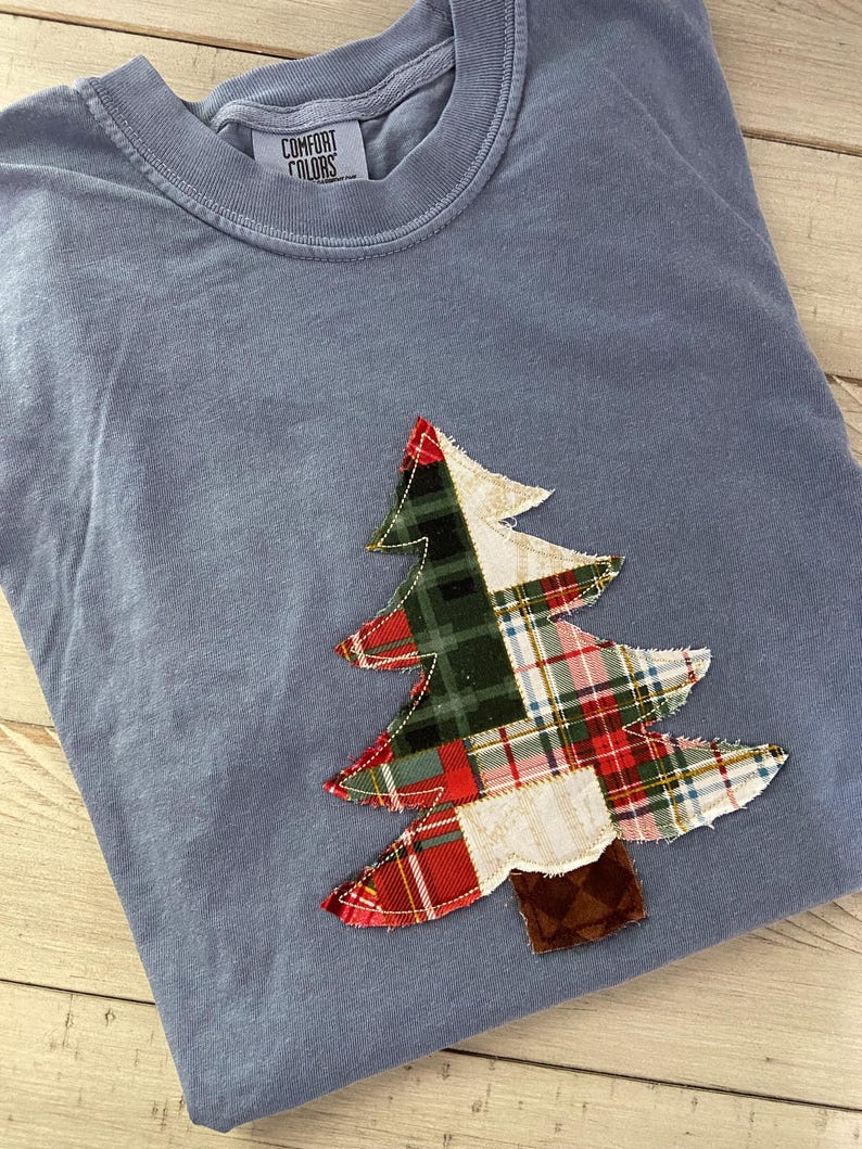 CHRISTMAS Tree COMFORT COLORS Embroidered Raggy - Appliqué Raggy Christmas Tree - Simple Christmas Tree Crewneck T-Shirt - Minimal Patchwork