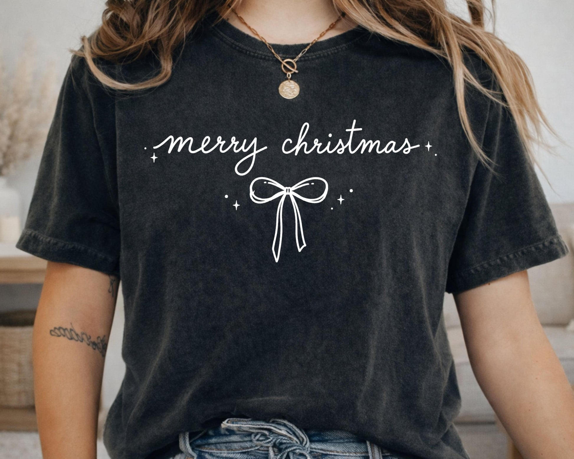 Embroidered Merry Christmas Shirt, Minimal Holiday Tee, Christmas Embroidery T-Shirt, Classic Xmas Graphic Tee, Cozy Winter Christmas Gift